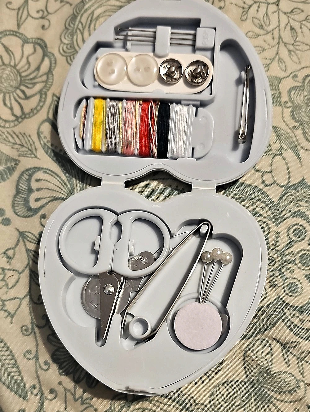 Hello Kitty Heart-Shaped Sewing Kit White - Picture 2 of 7